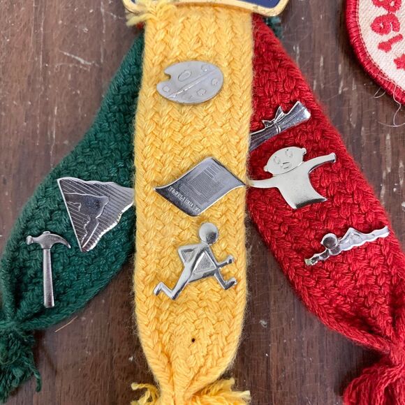 Vintage Webelos Boy Scout‎ Ribbon Holder pin & 1984 Boy Scout benefit patch - Picture 4 of 4